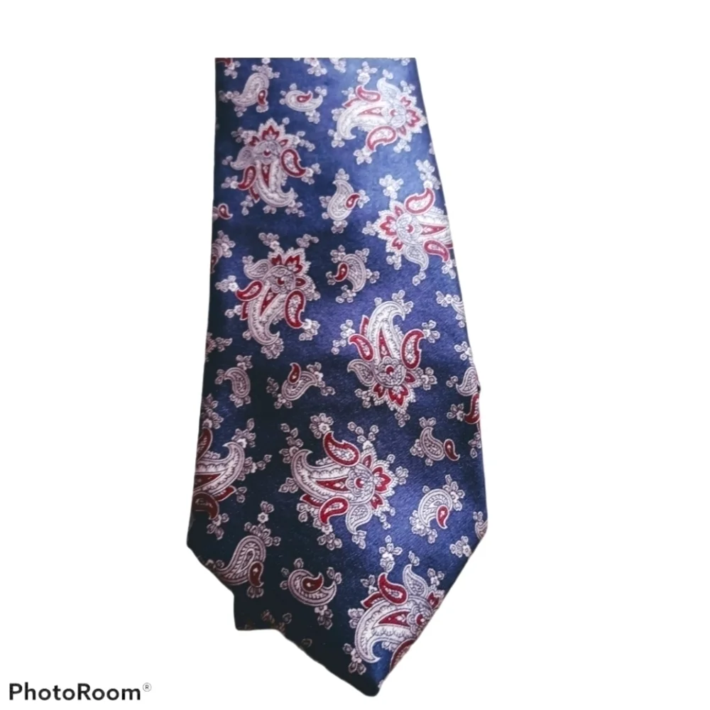 Oscar De La Renta Paisley Tie.